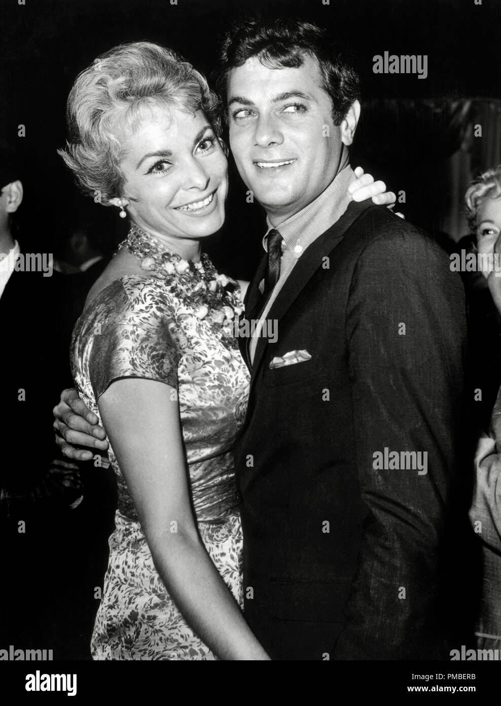 Janet Leigh et Tony Curtis étroitement à l'Harwyn danse Club, à New York City, vers 1960 référence #  33371 929THA Banque D'Images