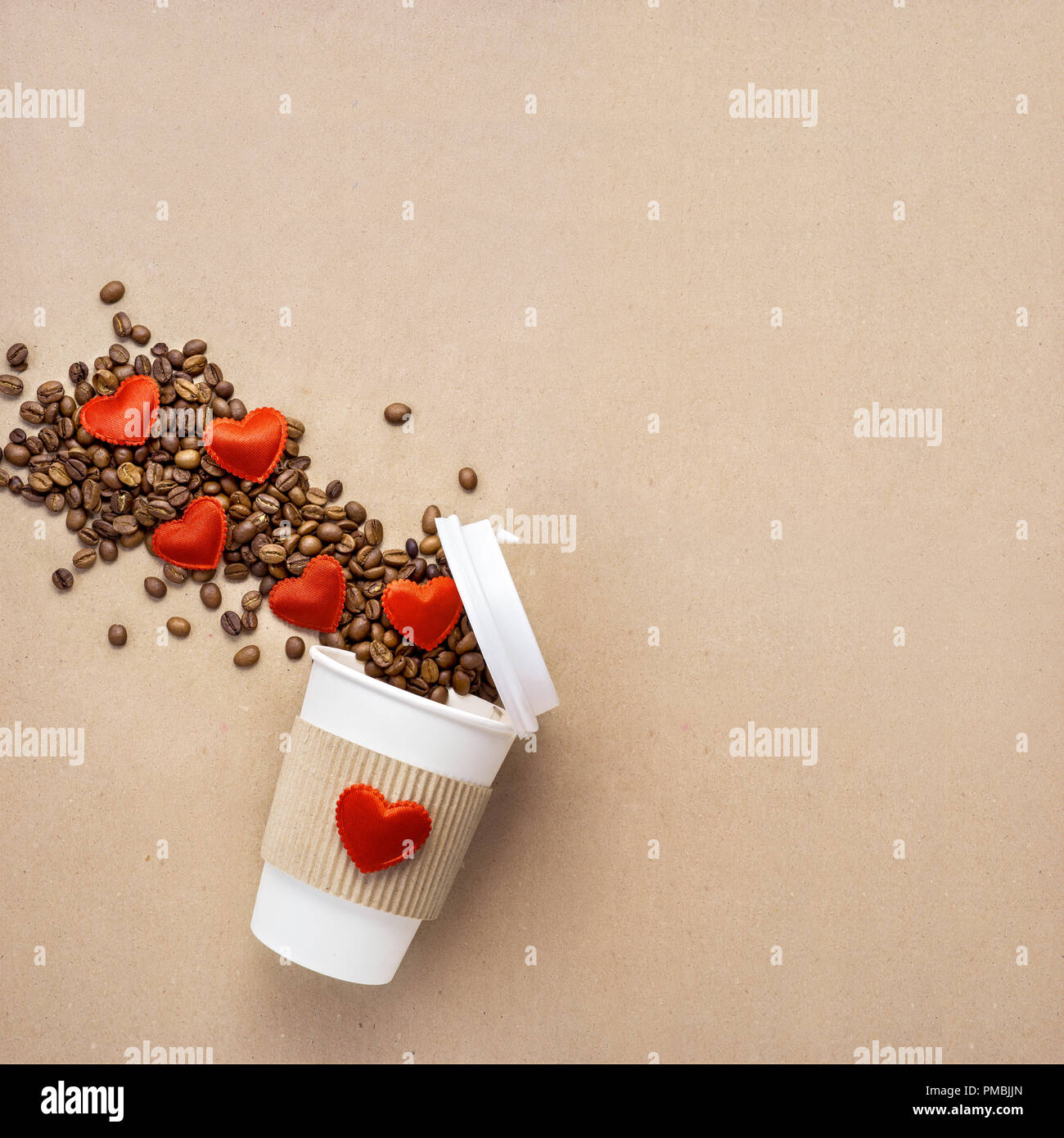 Concept créatif photo de prendre une tasse à café avec des coeurs sur fond brun. Banque D'Images