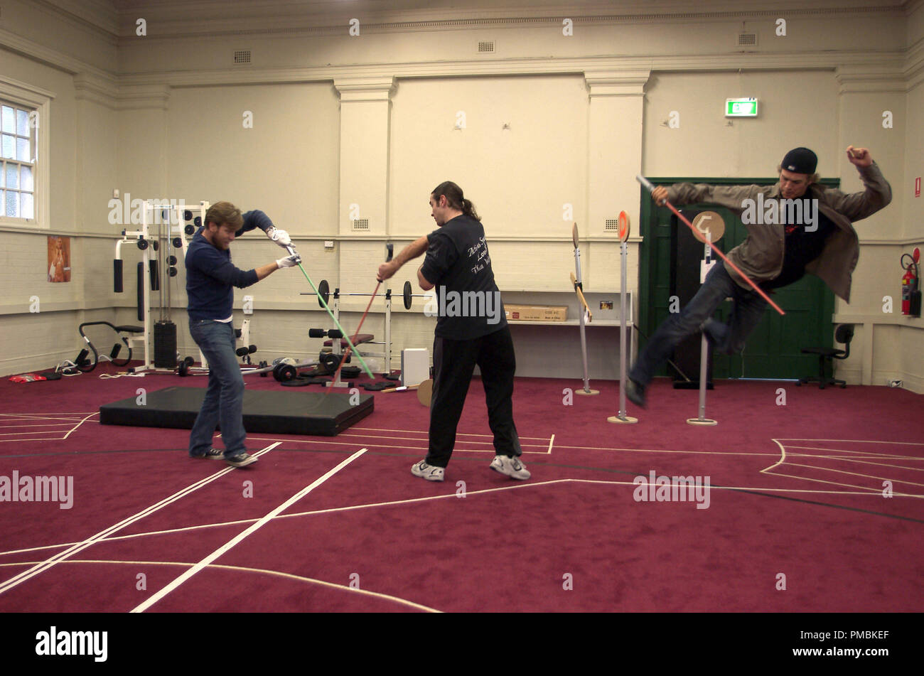 Acteur Ewan McGregor (Obi-Wan Kenobi), cascadeur Kyle Rowling et l'acteur Hayden Christensen (Anakin Skywalker) engagés dans la pratique de tous les jours heures sabre laser avant le tournage a commencé sur Star Wars : Episode III - La Revanche des Sith. TM & © 2005 Lucasfilm Ltd. Tous droits réservés. Banque D'Images