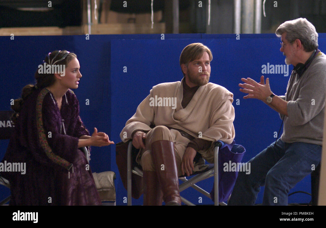 Natalie Portman (le sénateur Padmé Amidala) et Ewan McGregor (Obi-Wan Kenobi) écouter directeur George Lucas décrire le plan suivant sur l'ensemble de Star Wars : Episode III - La Revanche des Sith. TM & © 2005 Lucasfilm Ltd. Tous droits réservés. Banque D'Images