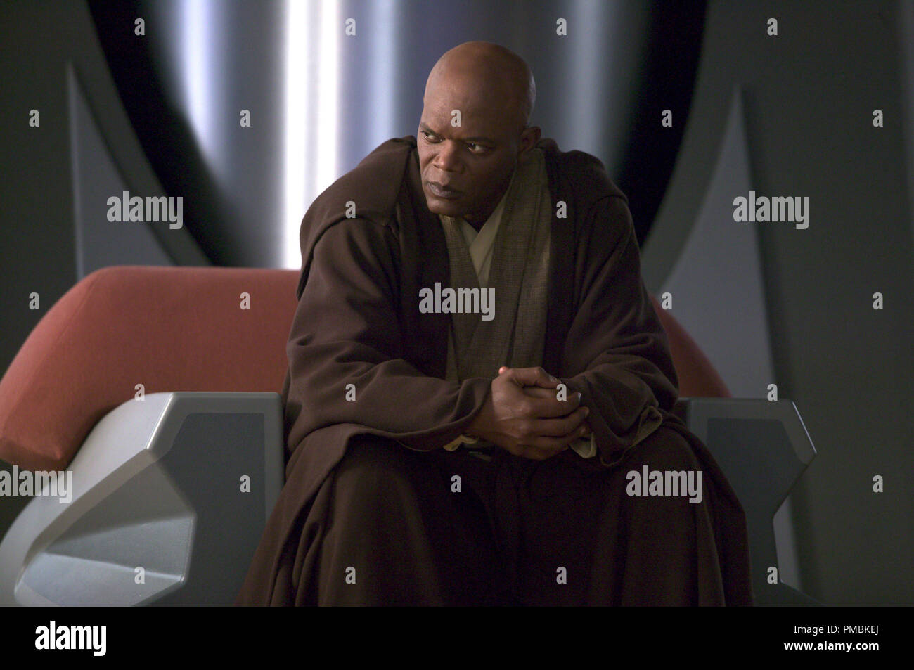 Un peu plus, certainement plus sage, mais toujours réfléchir au destin de la galaxie, le Maître Jedi Mace Windu (acteur Samuel L. Jackson) prend un moment de réflexion dans la salle du Conseil Jedi. TM & © 2005 Lucasfilm Ltd. Tous droits réservés. Banque D'Images