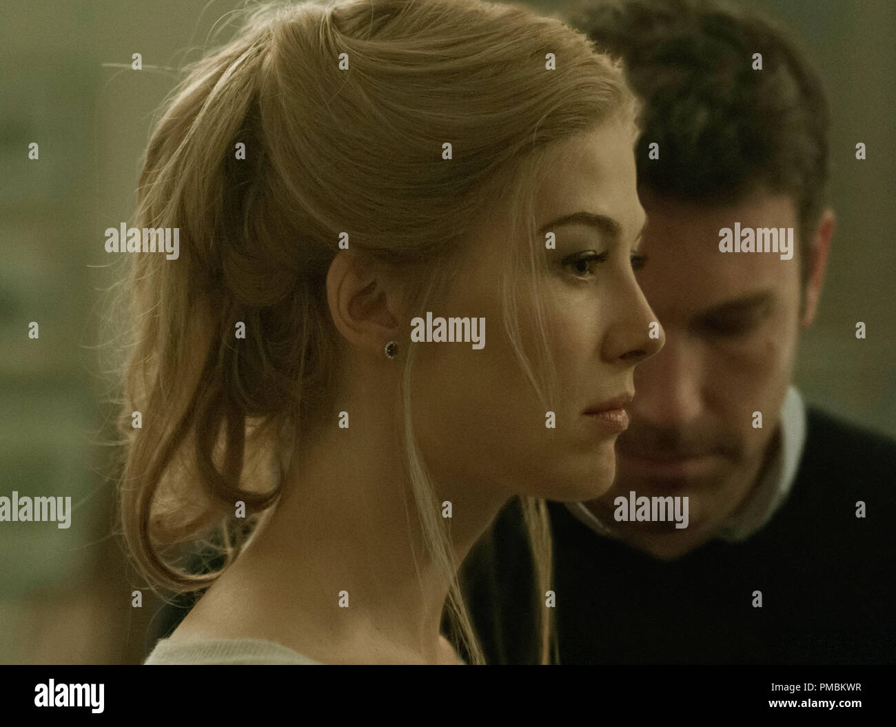 GONE Girl (2014) Rosamund Pike dépeint Amy Dunne, dont la disparition mystérieuse de son mari se transforme en un meurtre possible suspect. Banque D'Images