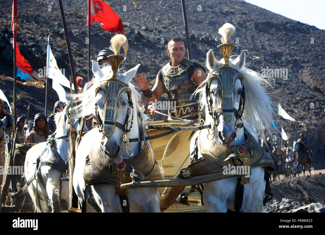 'Exode : Dieux et rois" (2014) Ramsès (Joel Edgerton) et son armée poursuivre l'Hébreux en fuite. Banque D'Images