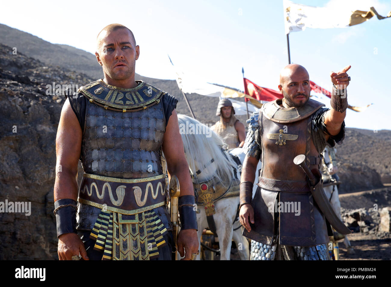 'Exode : Dieux et rois" (2014) Ramsès (Joel Edgerton) et commandant Khyan (Dar Salim) se préparer à poursuivre Moïse et les Hébreux. Banque D'Images