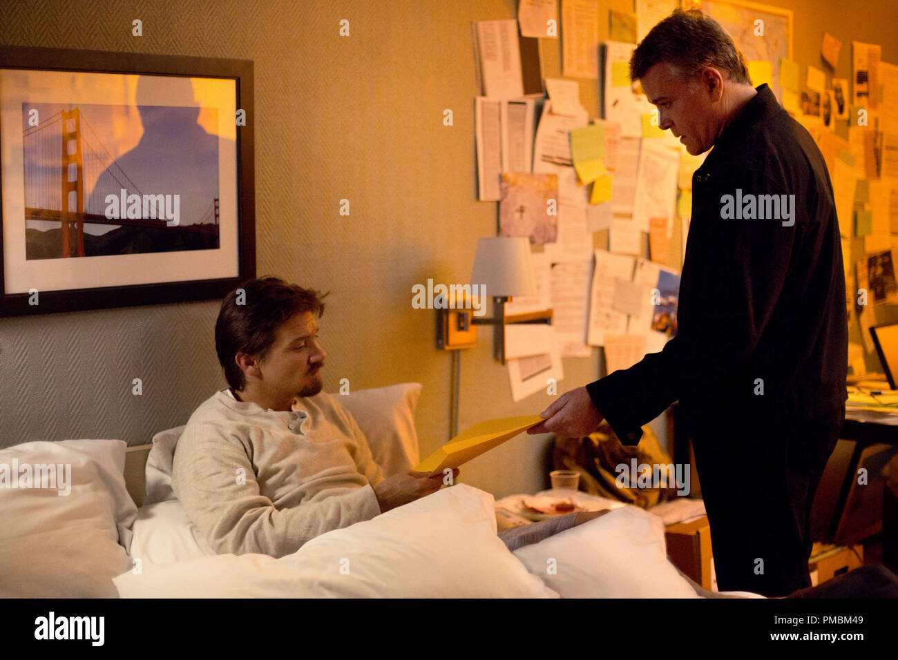 (L à r) Reporter Gary Webb (Jeremy Renner) est payé une visite inattendue par ex - CIA operative John Cullen (Ray Liotta) à tuer le messager, une version de Focus Features. Banque D'Images