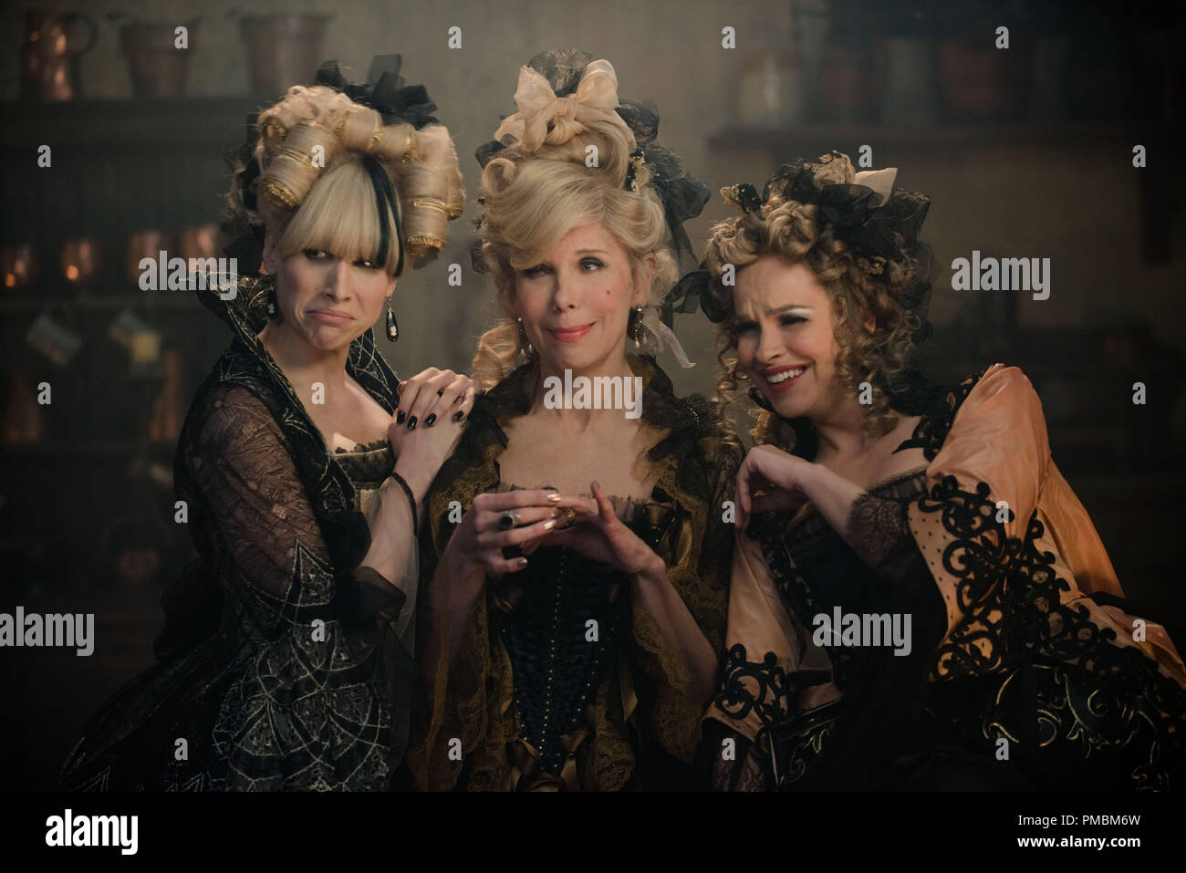 Lucy Punch, Christine Baranski et Tammy Blanchard faire mal de demi-sœurs de Cendrillon et de la belle-mère à la vie en "dans les bois", le grand écran - adaptation de l'œuvre gagnante d'un prix Tony. Banque D'Images