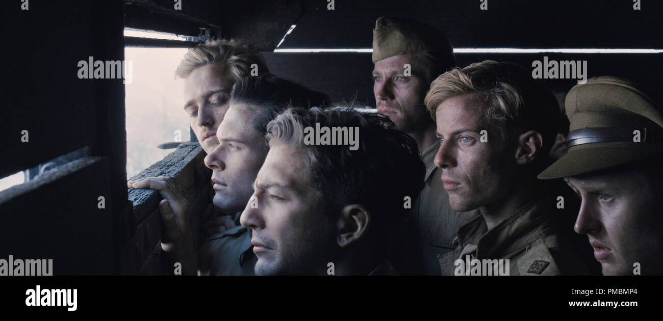 (Dans le sens horaire, à partir du haut à gauche) Harris (LOUIS MCINTOSH), Fitzgerald (GARRETT HEDLUND), Miller (LUKE TREADAWAY), Blackie (Ross Anderson), Tinker (JOHN MAGARO) et Zamperini (Jack O'Connell) dans "Unbroken" Banque D'Images