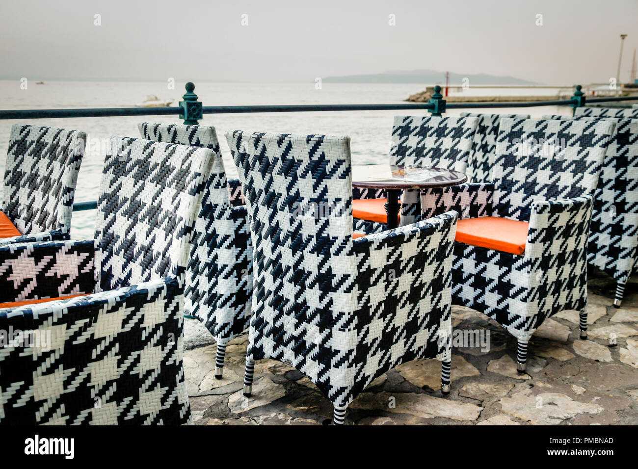Café au bord de l'eau vide chaises et tables à Opatija, Croatie Banque D'Images