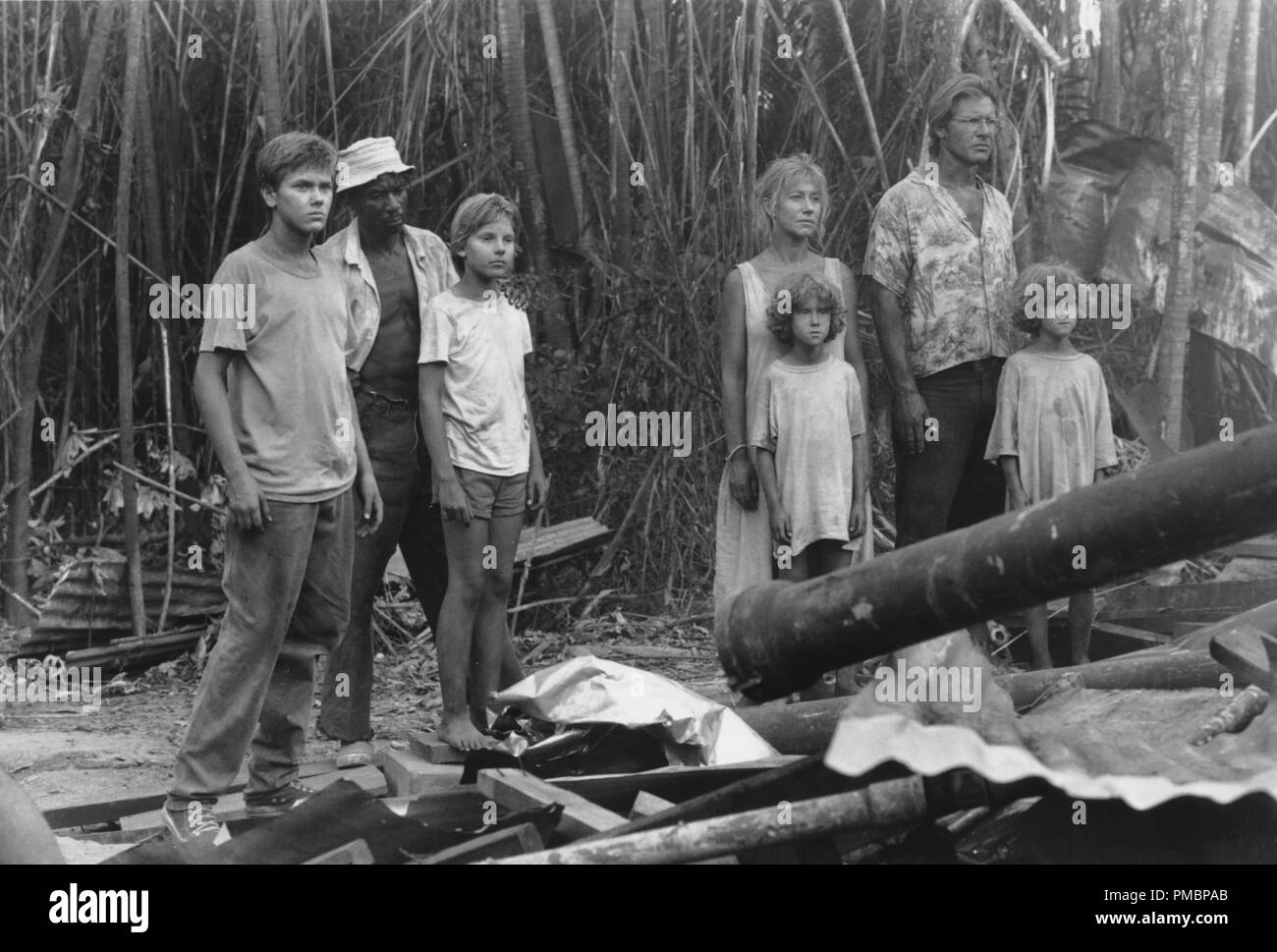 River Phoenix, Conrad Roberts, Jadrien Steele, Helen Mirren, Rebecca Gordon, Harrison Ford et Hilary Gordon dans "The Mosquito Coast", 1986 Warner Bros. référence #  32603 360THA Banque D'Images