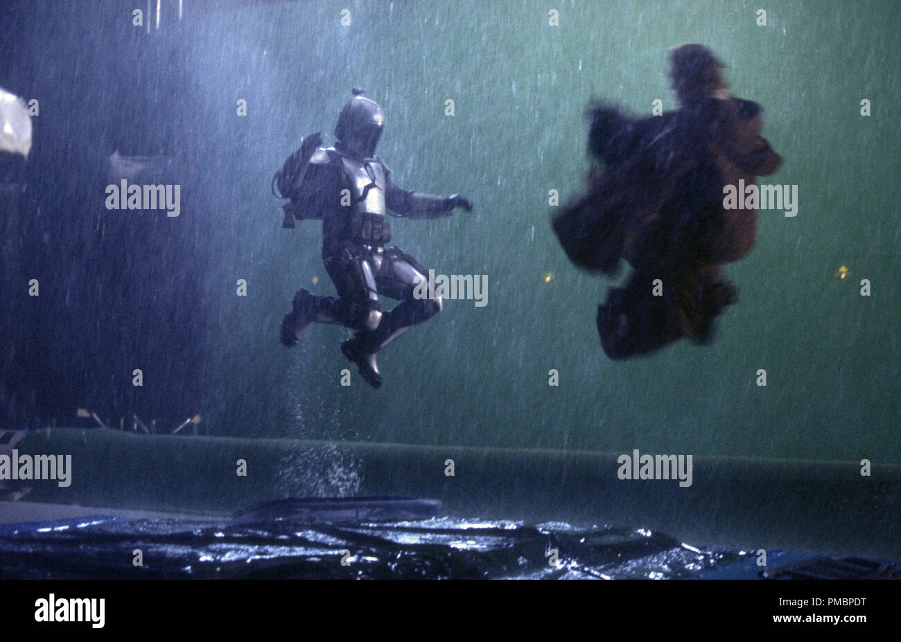 La prise de vue "Rumble in the Rain' entre Obi-Wan Kenobi et Jango Fett dans 'Star Wars Episode II : l'Attaque des Clones' (2002) #  de référence de fichier 32603 449THA Banque D'Images