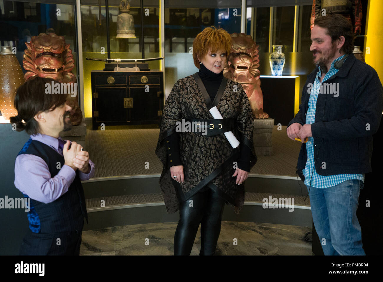(L à R) Peter Dinklage comme Renault, co-scénariste/producteur/star MELISSA MCCARTHY à Michelle Darnell et directeur/producteur/co-scénariste BEN FALCONE sur l'ensemble de 'Le patron." Banque D'Images