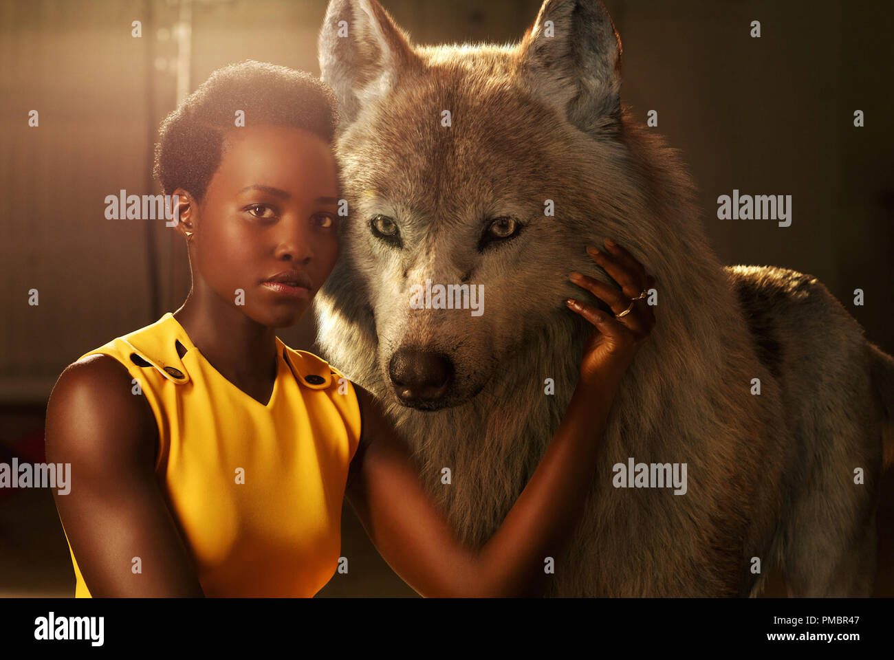 Le LIVRE DE LA JUNGLE - Lupita Nyong'o voix Raksha, une mère wolf qui se  soucie de tous ses petits-y compris l'homme-cub Mowgli, qu'elle adopte  comme un de ses propres quand il