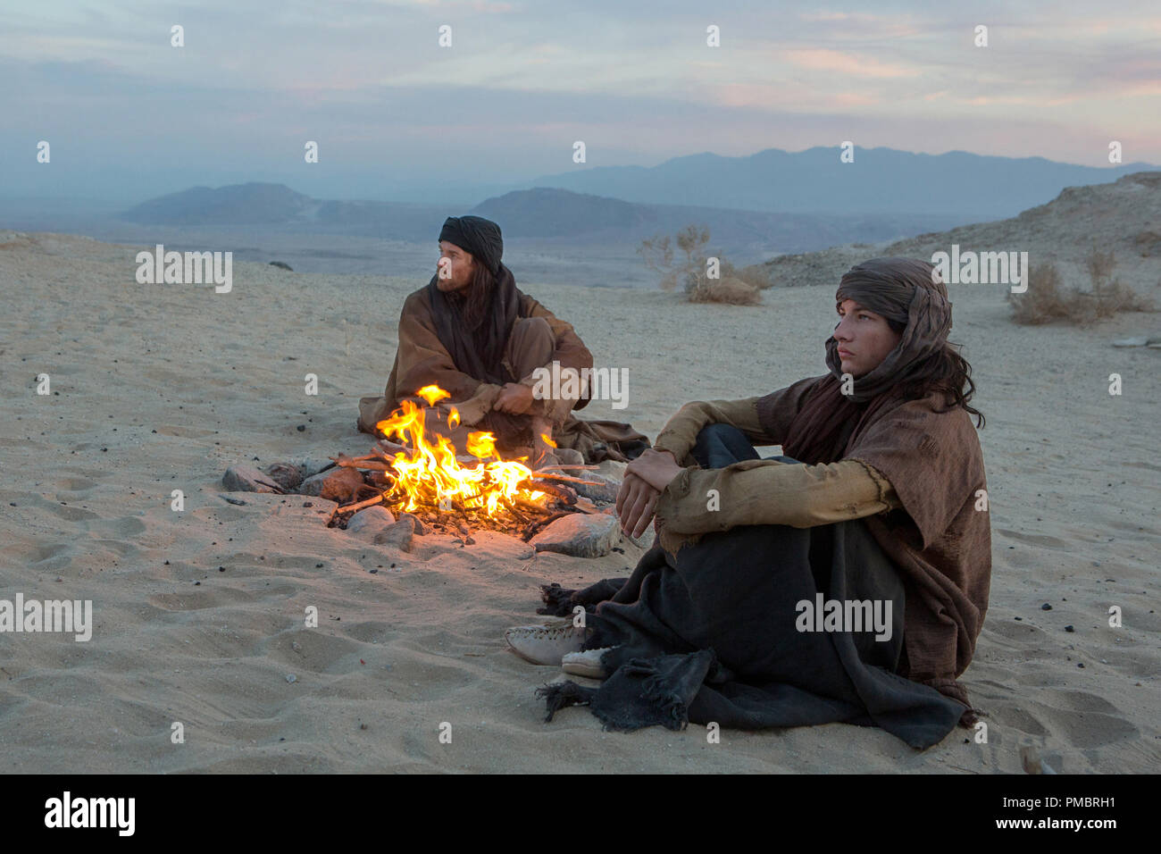 (L à r) Ewan McGregor stars comme 'Jésus' et Tye Sheridan comme 'Son' dans l'imaginaire de Jésus chapitre quarante jours de jeûne et prière, DERNIERS JOURS DANS LE DÉSERT, un large Green Images de presse. Credit : Gilles Mingasson / Large Green Images Banque D'Images