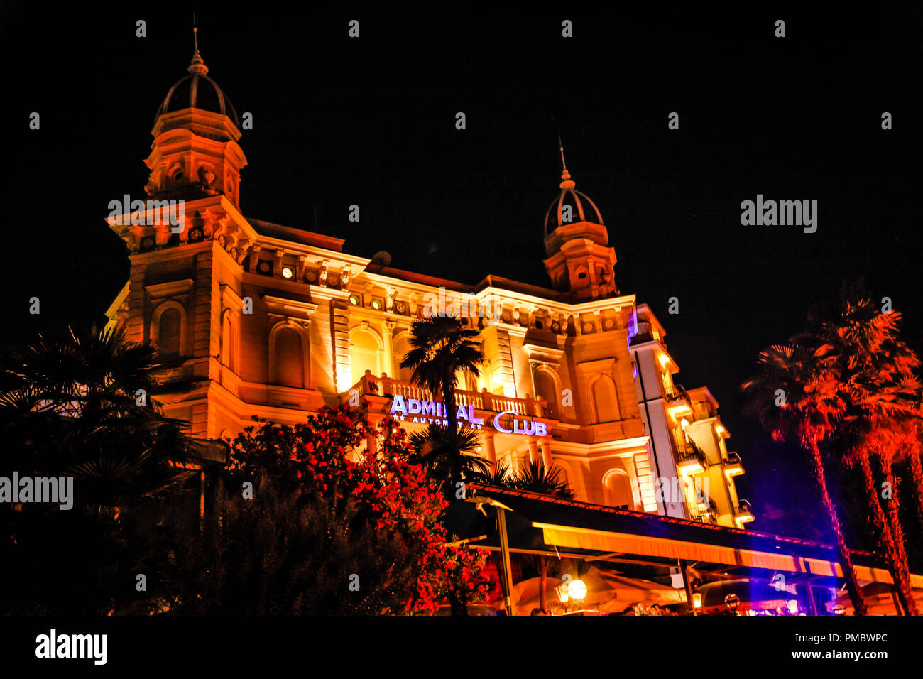 L'extérieur de l'hôtel Admiral Club Casino la nuit à Opatija, Croatie Banque D'Images