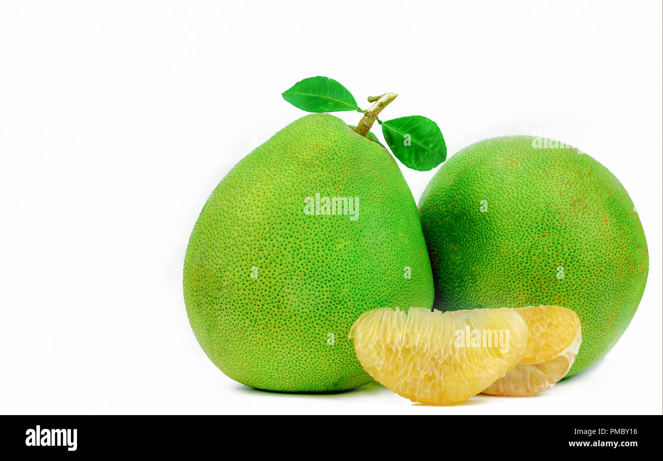 Pâte de Pomelo sans semences isolé sur fond blanc. Thaïlande pomelo fruit. Source naturelle de vitamine C et de potassium. Des aliments sains pour ralentir un Banque D'Images