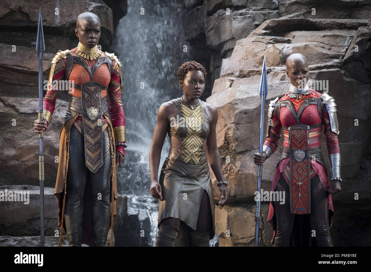 Les Studios Marvel BLACK PANTHER'..L À R : Okoye (Danai Gurira), Nakia (Lupita Nyong'o) et d'Ayo (Florence Kasumba) (2018) Banque D'Images