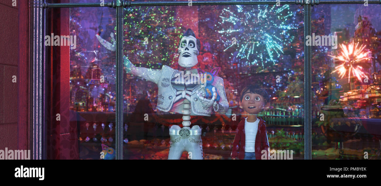 Rencontre spectaculaire - dans de Disney/Pixar "Coco", le musicien en herbe Miguel (voix de Anthony Gonzalez) prend un extraordinaire voyage à travers le pays des morts à la recherche de son idole. Il constate qu'Ernesto de la Cruz (la voix de Benjamin Bratt) juste pourrait être une plus grande star qu'il était dans le pays des vivants. De Disney/Pixar "Coco" s'ouvre dans les cinémas américains le 22 novembre, 2017. Les billets sont en vente maintenant au Fandango et Atom. ©2017•Disney Pixar. Tous droits réservés. Banque D'Images