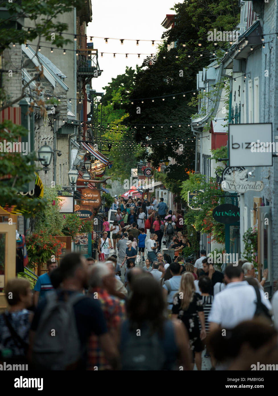 Soir d'été sur la rue du Petit-Champlain, dans la vieille ville de Québec, Canada. Rue du Petit-Champlain, bordée de boutiques et restaurants Banque D'Images