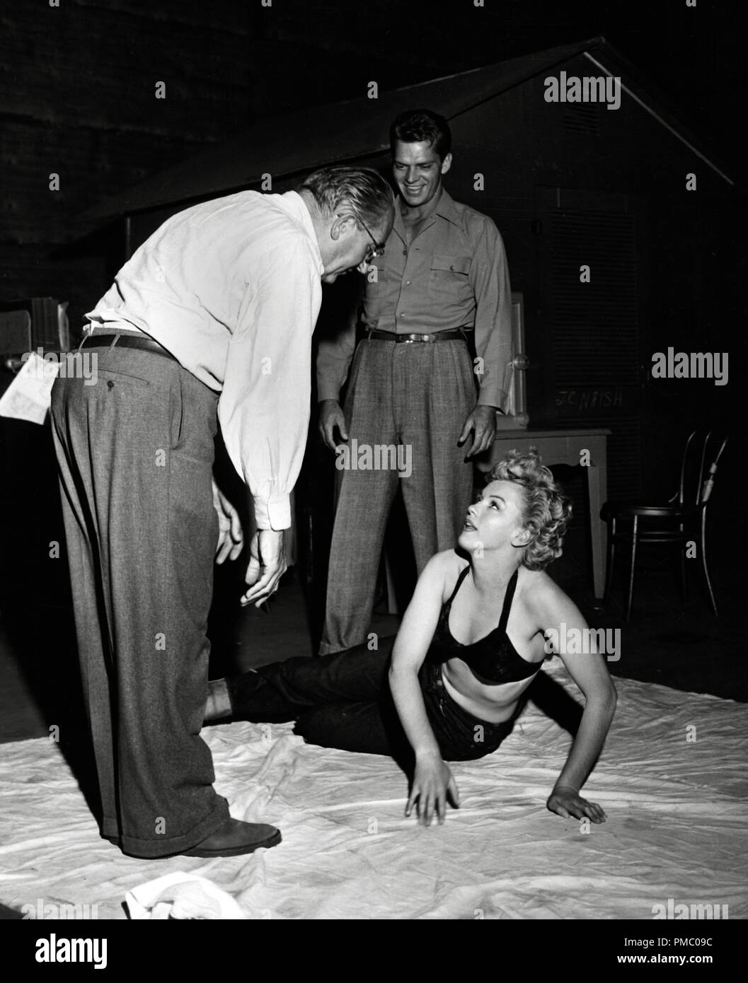 Marilyn Monroe, Keith Andes et Fritz Lang pendant le tournage de 'Clash by Night'1952 RKO Référence de dossier 33480 926THA Banque D'Images