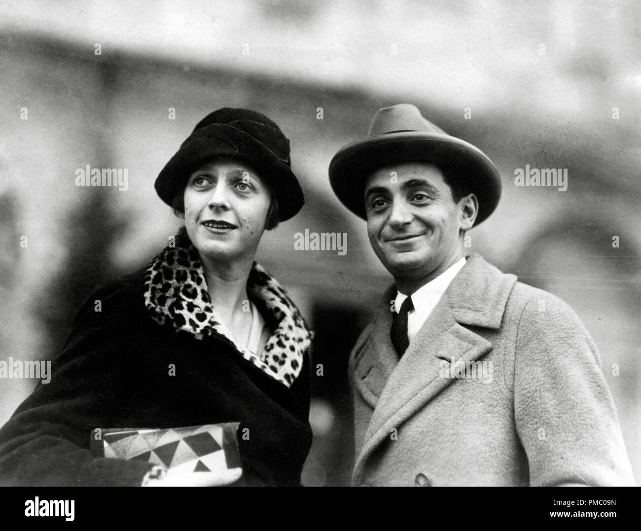 Irving Berlin avec son épouse Isis Mackay sur leur lune de miel en 1926 Référence de fichier #  33480 936THA Banque D'Images