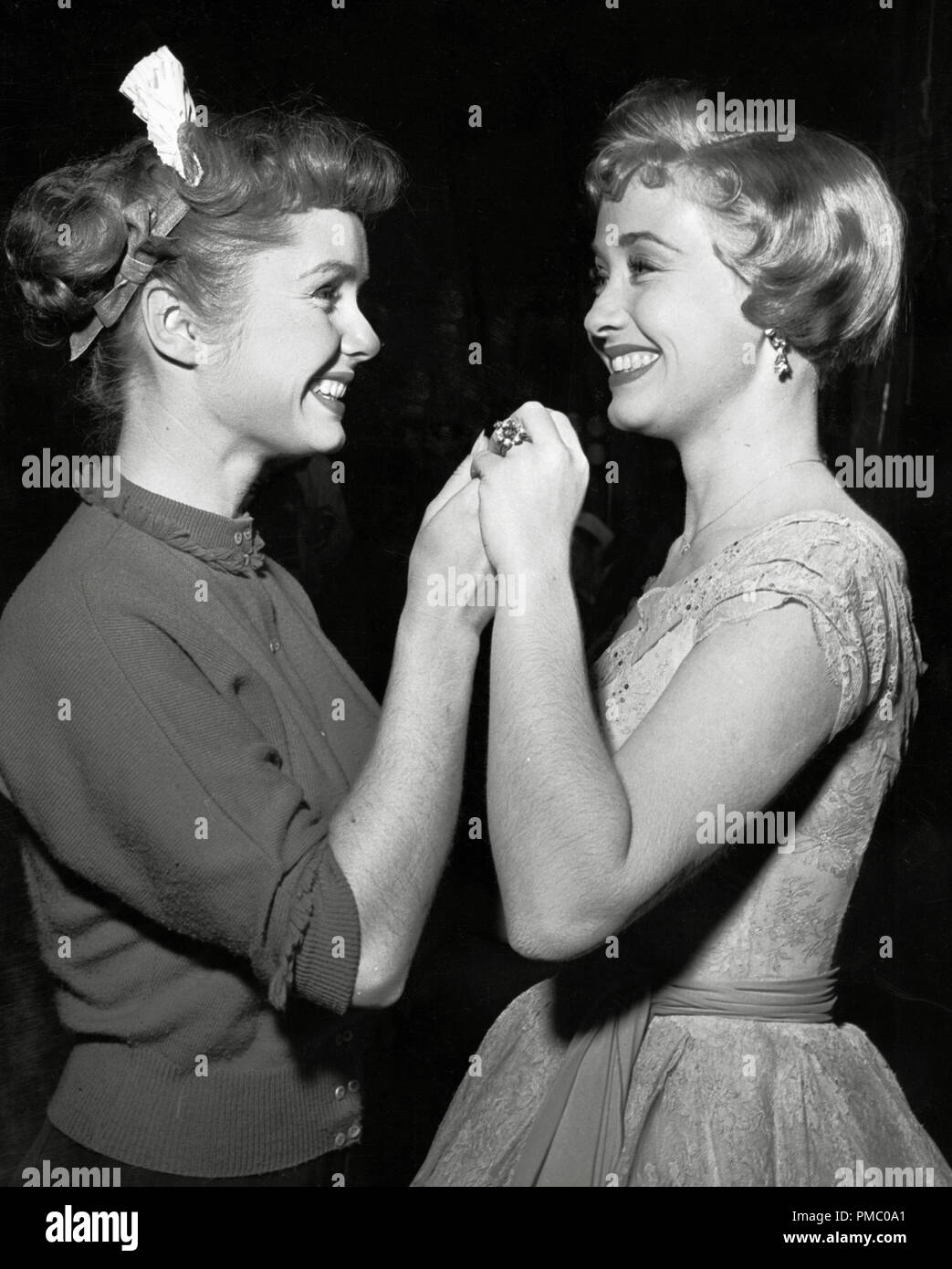 Debbie Reynolds, Jane Powell, le pont 'Hit' 1955 MGM Référence de dossier #  33480 947THA Banque D'Images