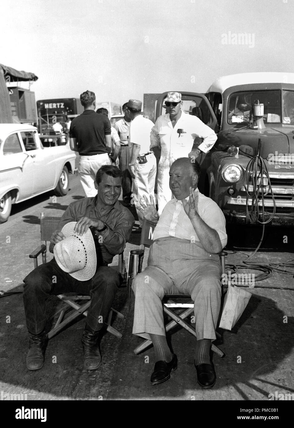 Cary Grant avec réalisateur Alfred Hitchcock pendant le tournage de "North by Northwest" 1959 de référence de dossier MGM 33480_977THA Banque D'Images