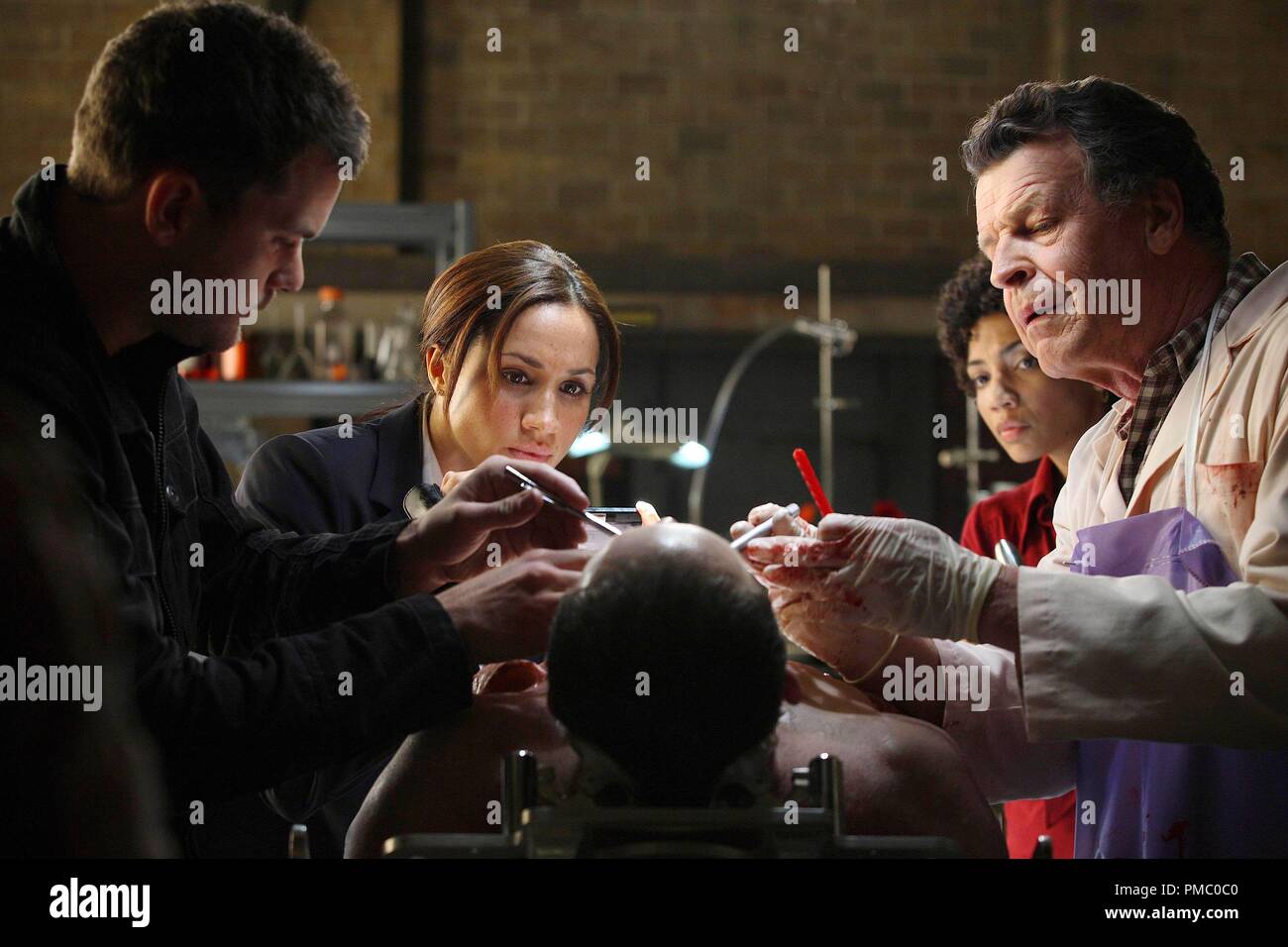 Joshua Jackson, John Noble, Meghan Markle, et Jasika Nicole dans 'Fringe' (2009) Banque D'Images