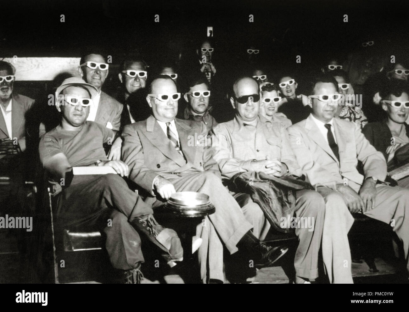 Le port de lunettes spéciales et de l'auditoire un dépistage 3-D film vers 1952 référence #  33595 003THA Banque D'Images
