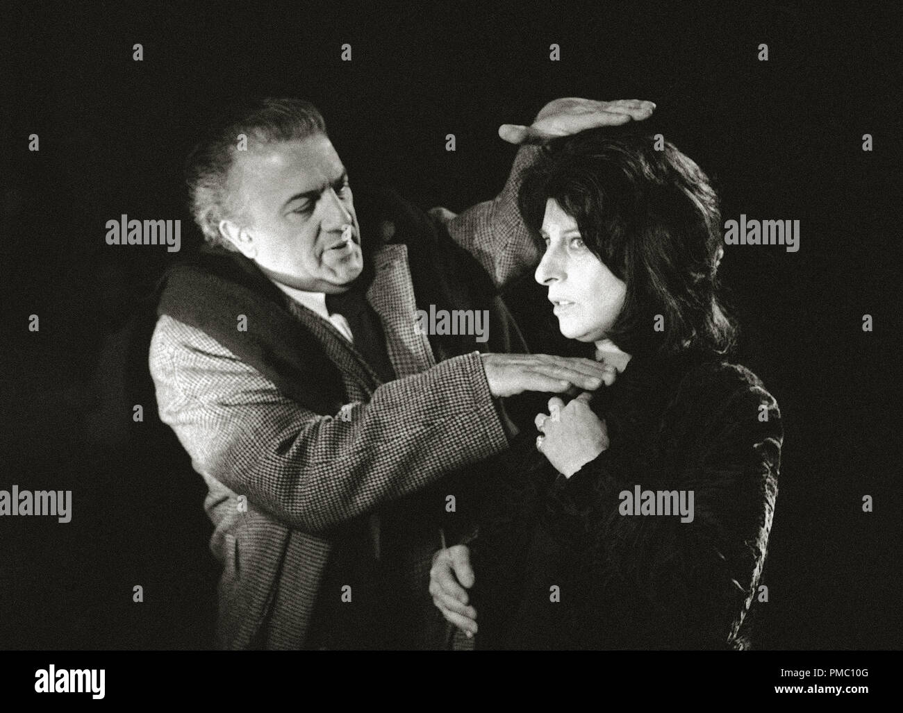 Réalisateur italien Federico Fellini et Anna Magnani à Rome, en Italie sur le tournage du film 'ROMA' qu'il dirige (1972) United Artists référence #  33595 Fichier 022THA Banque D'Images