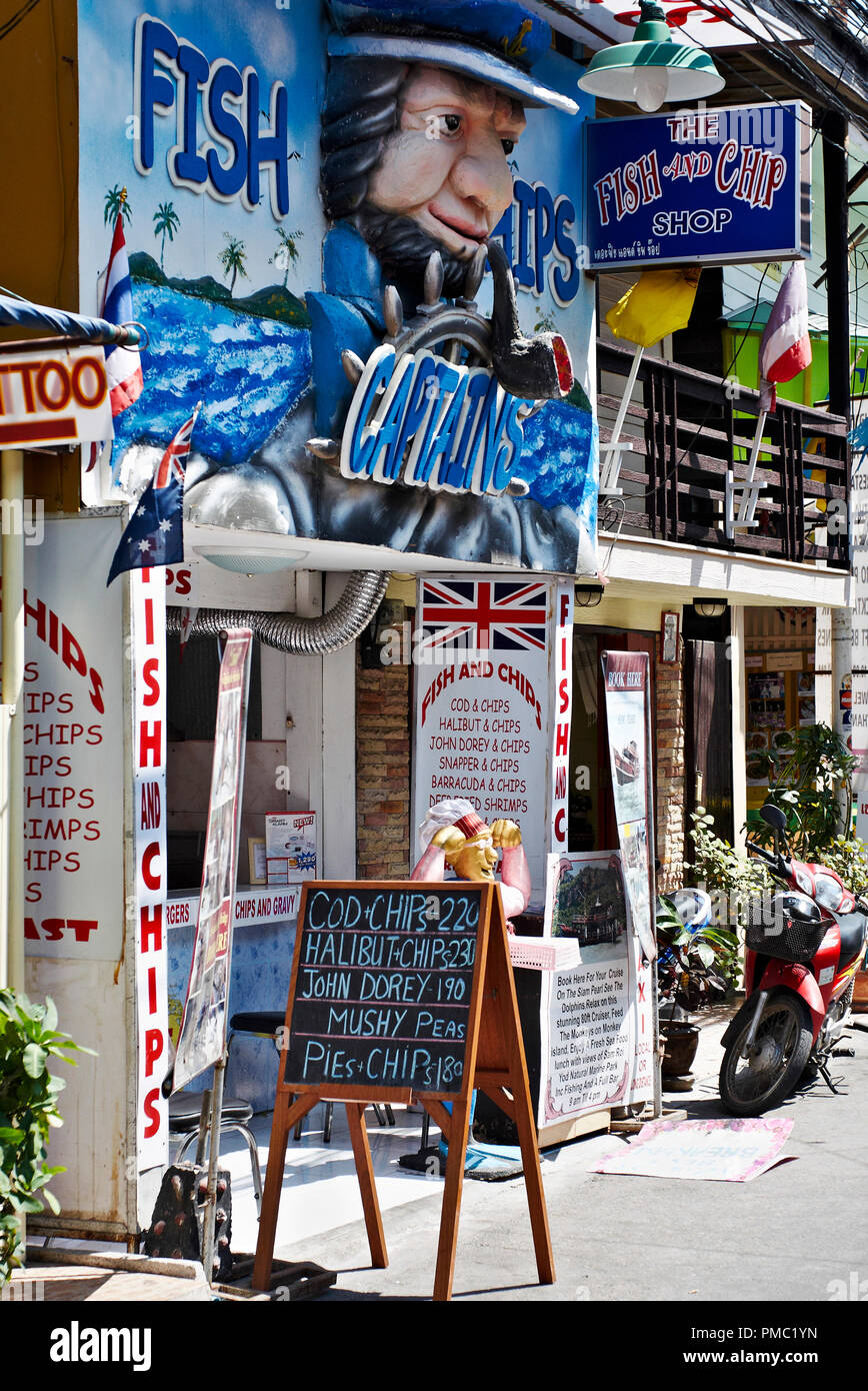 Poisson et chip shop. L'anglais détenue Fish n chips en Thaïlande Hua Hin Banque D'Images