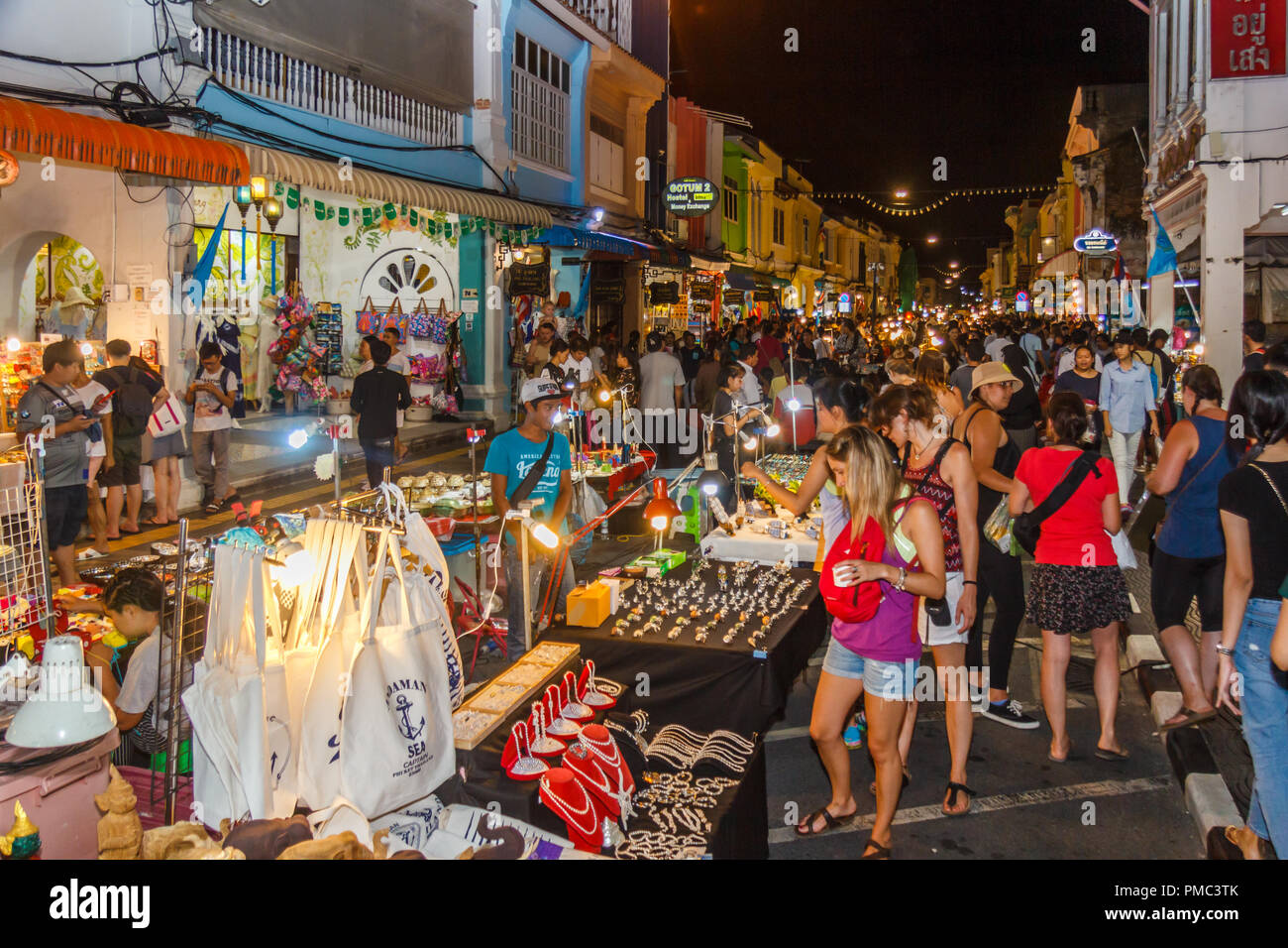 La ville de Phuket, Thaïlande - 5 août 2018 : les touristes sur l'animée dimanche Walking Street Market Le marché est populaire auprès des touristes et des habitants. Banque D'Images