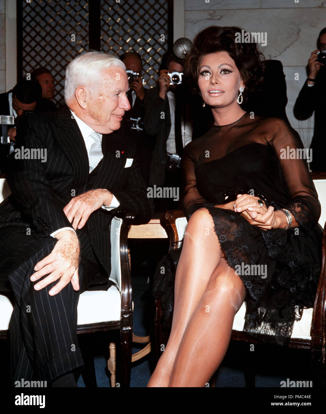 Sophia Loren et Charles Chaplin à des entrevues avant le tournage ' Une Comtesse de Hong Kong" du 1er novembre 1965. Référence #  33536 Fichier 015THA Banque D'Images