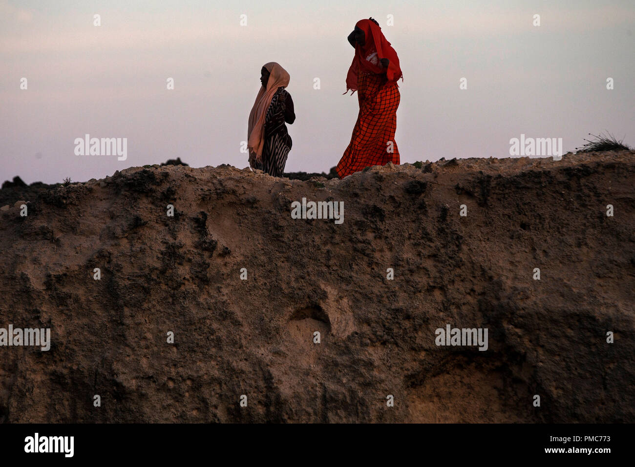 Les femmes somaliennes profitez d'un moment à la plage à l'intérieur de l'Union africaine en Somalie (AMISOM) à Mogadiscio, en Somalie, le 8 août 2016. Banque D'Images