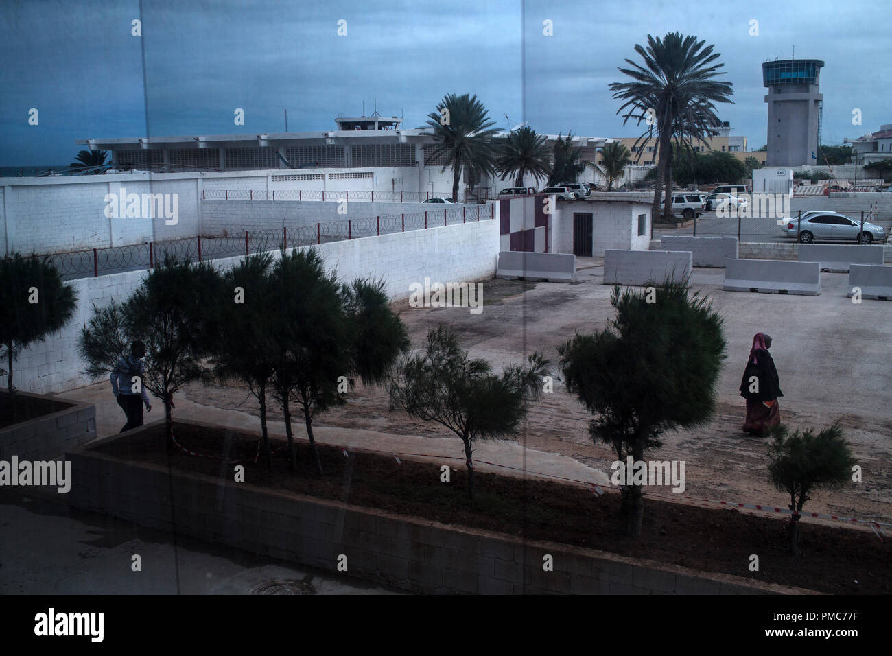 Une photo prise à travers le verre sombre montre une partie de l'enceinte de l'aéroport intérieur d'Aden Abdulle la Mission de l'Union africaine en Somalie (AMI Banque D'Images