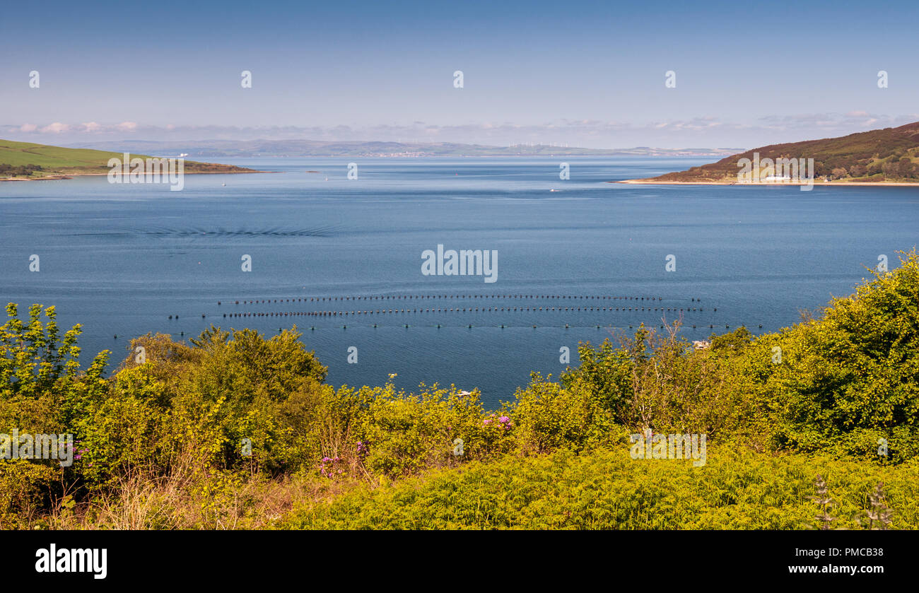 Wanter bleu et bleu ciel remplir l'avis de Lamlash Bay, île sacrée, le Firth of Clyde et sur la côte d'Ayrshire du nord de l'Ecosse sur l'île d'Arran. Banque D'Images