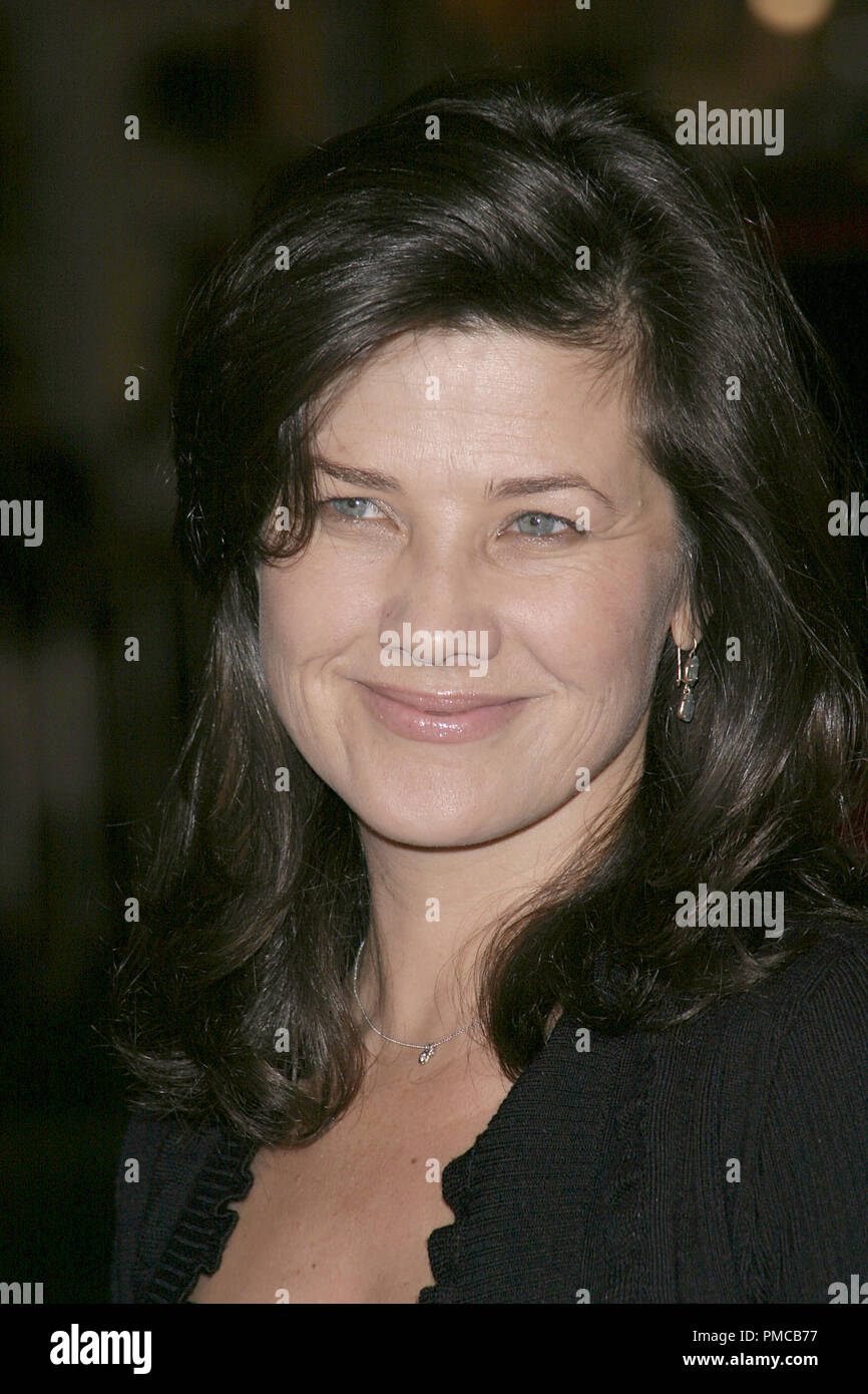 'Pays du Nord' (Premiere) Daphne Zuniga 10-10-2005 / le Grauman's Chinese Theatre / Hollywood, CA / Warner Brothers / Photo par Joseph Martinez - Tous droits réservés référence #  22499 0082PLX pour un usage éditorial uniquement - Tous droits réservés Banque D'Images