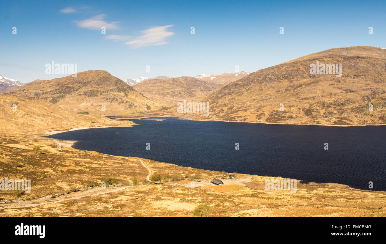 Réservoir Loch Treig sous des montagnes du massif de Nevis dans l'ouest des Highlands d'Écosse, comme vu de la West Highland Line Railway. Banque D'Images