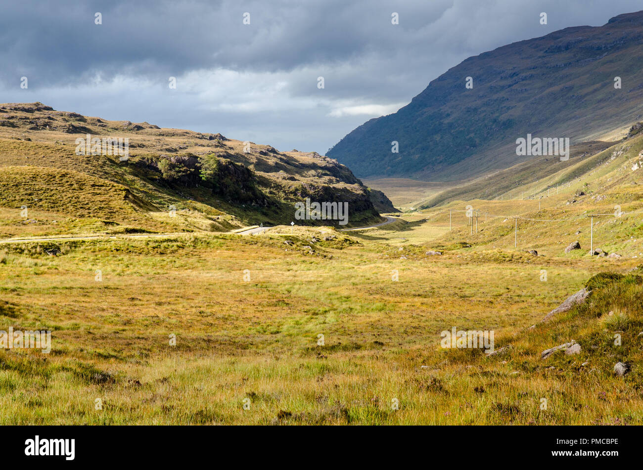 L'A896 route serpente à travers la lande vallée de Glen Shieldaig, sous Ben Shieldaig Mountain, près de Torridon dans l'ouest des Highlands d'Écosse. Banque D'Images