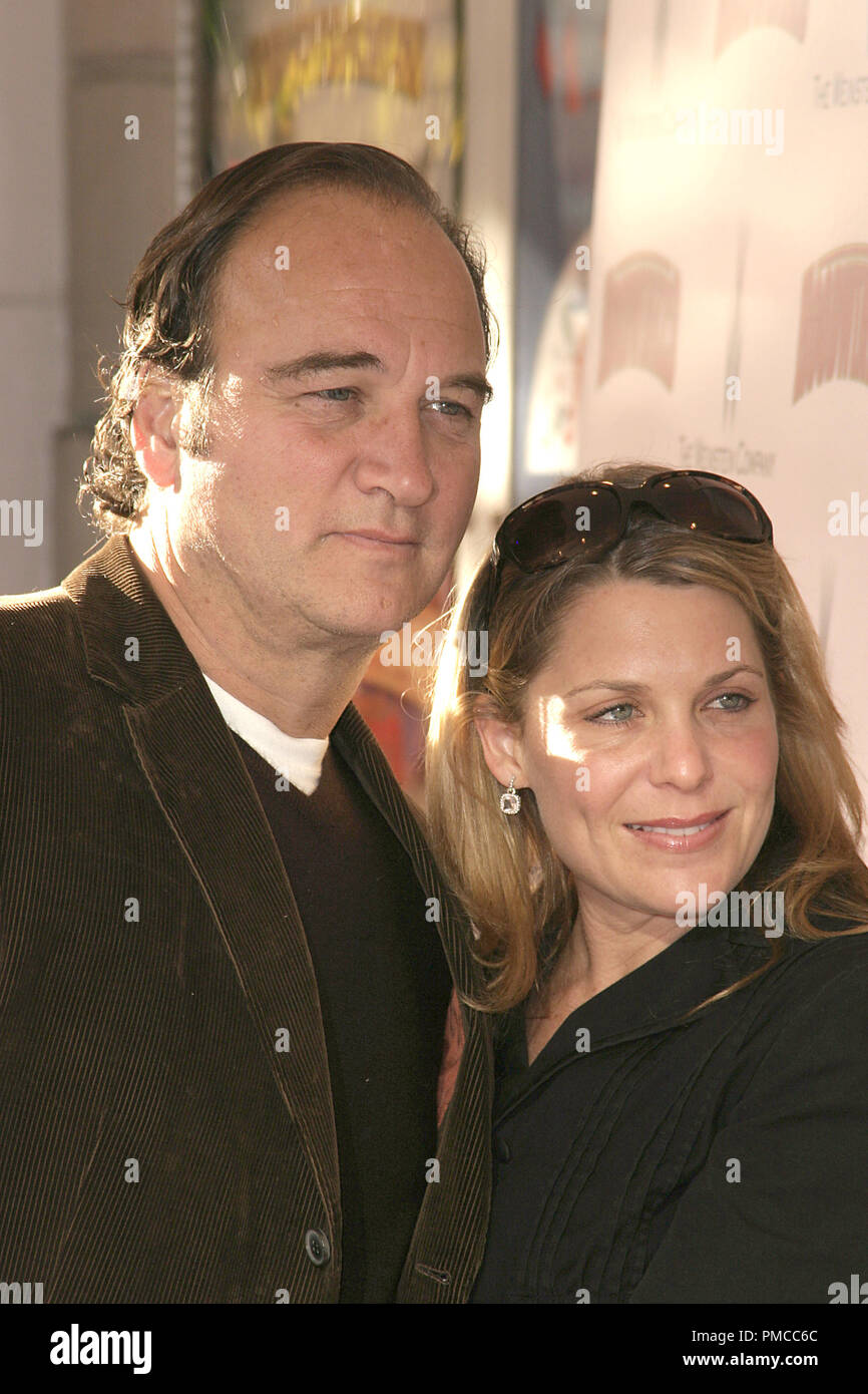 'Berner' (création) James Belushi et femme Jennifer Sloan 12-10-2005 / Mann Festival / Los Angeles, CA / La Weinstein Company / Photo par Joseph Martinez / PictureLux 22567 Numéro de référence de dossier 0010PLX pour un usage éditorial uniquement - Tous droits réservés Banque D'Images