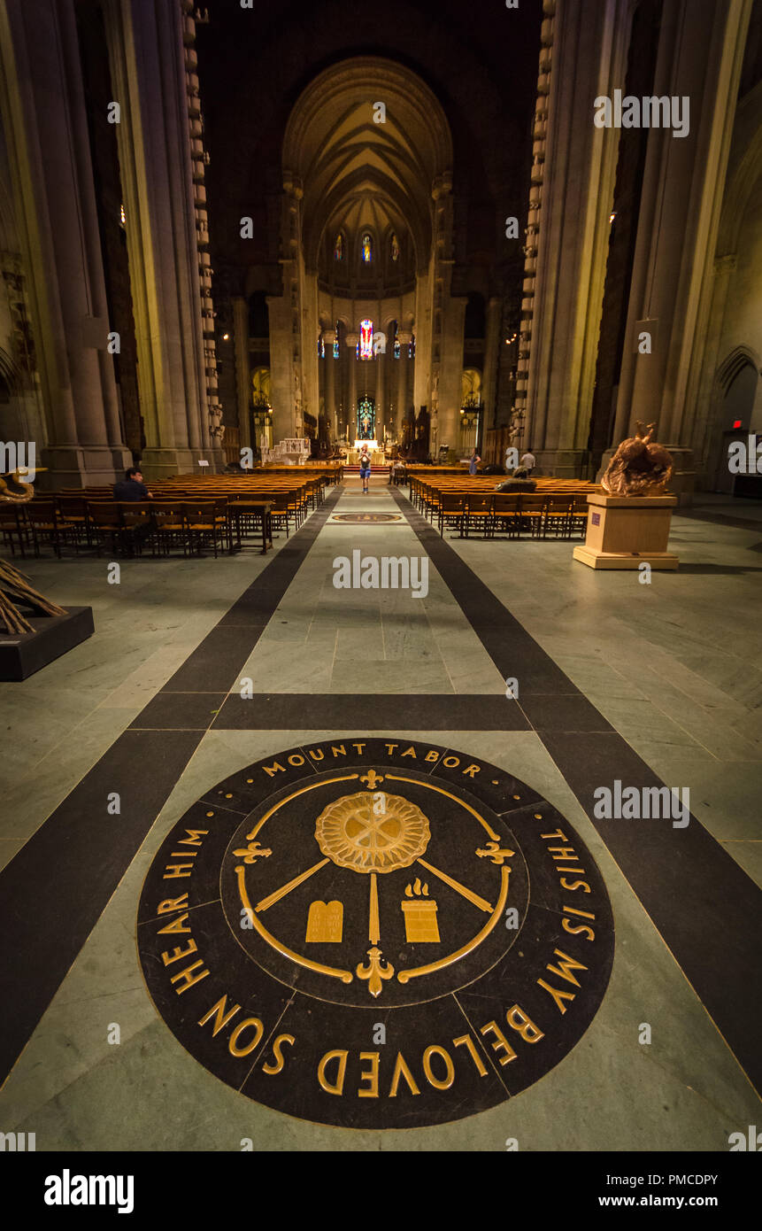 Allée principale de la cathédrale de Saint John the Divine à New York Banque D'Images