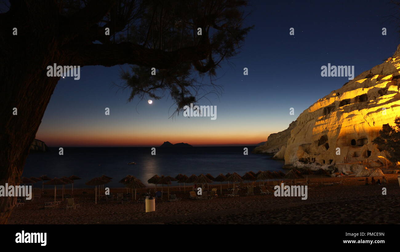 La plage de Matala, Grèce Creta, la nuit. Banque D'Images
