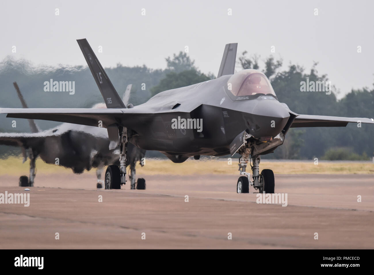 US Air Force Lockheed Martin F-35A Lightning II au Royal International Air Tattoo, RIAT, RAF Fairford. Le roulage en paire Banque D'Images