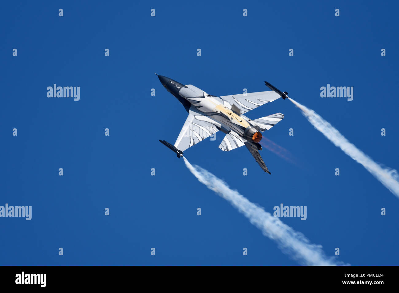 Le Capitaine Stefan 'Vador' Darte Force Aérienne Belge F-16 pilote solo en F-16 Fighting Falcon Falcon sombre au Royal International Air Tattoo RIAT 2018 Banque D'Images