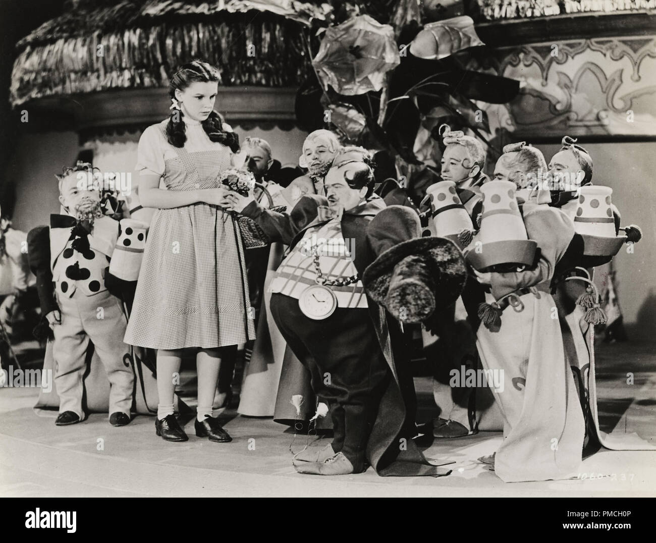 Judy Garland, avec les Munchkins dans 'Le Magicien d'Oz" (MGM, 1939). Référence #  33635 Fichier 249THA Banque D'Images