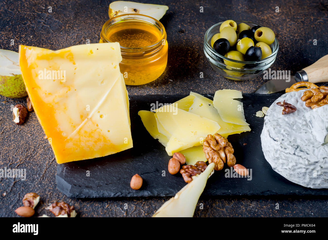 Différents types de fromages sur le plateau, assiette de fromage à partir d'un morceau de fromage à pâte dure, de fines tranches de fromage bleu, tête ronde Banque D'Images