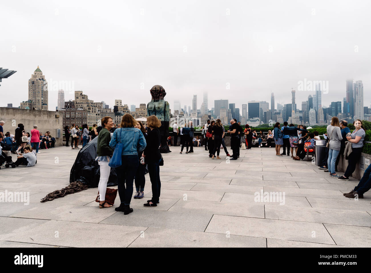 La ville de New York, USA - Le 23 juin 2018 : les jeunes sur le toit du Metropolitan Museum of Art de New York profitant de la vue sur les toits de la ville Banque D'Images