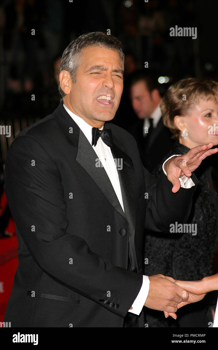 'Ocean's Twelve' Premiere 7-9-2004 George Clooney Photo par Joseph Martinez - Tous droits réservés référence #  22076 0047PLX pour un usage éditorial uniquement - Tous droits réservés Banque D'Images