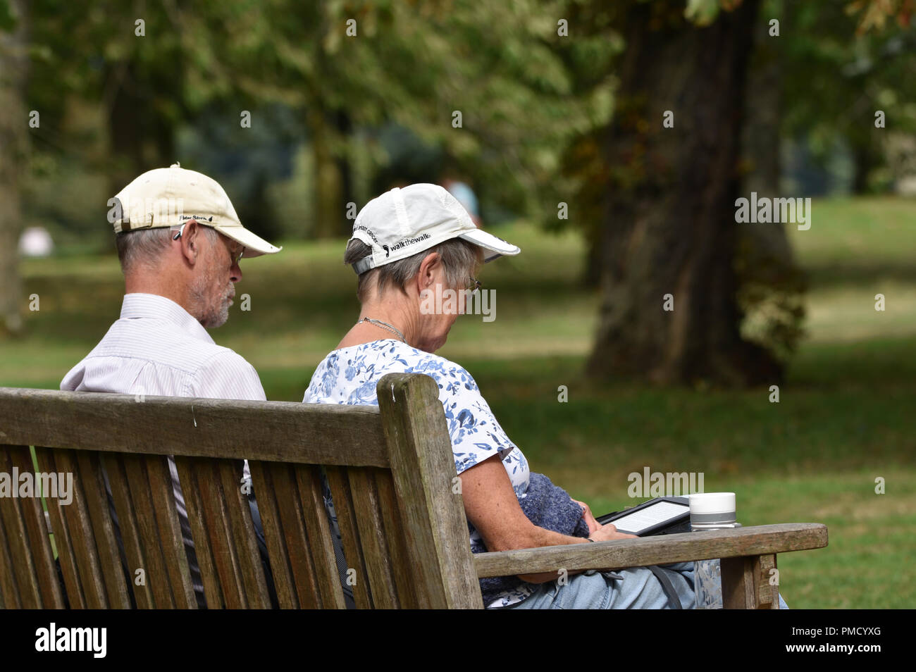 Couple de personnes âgées de plus de 65 dans le parc Banque D'Images