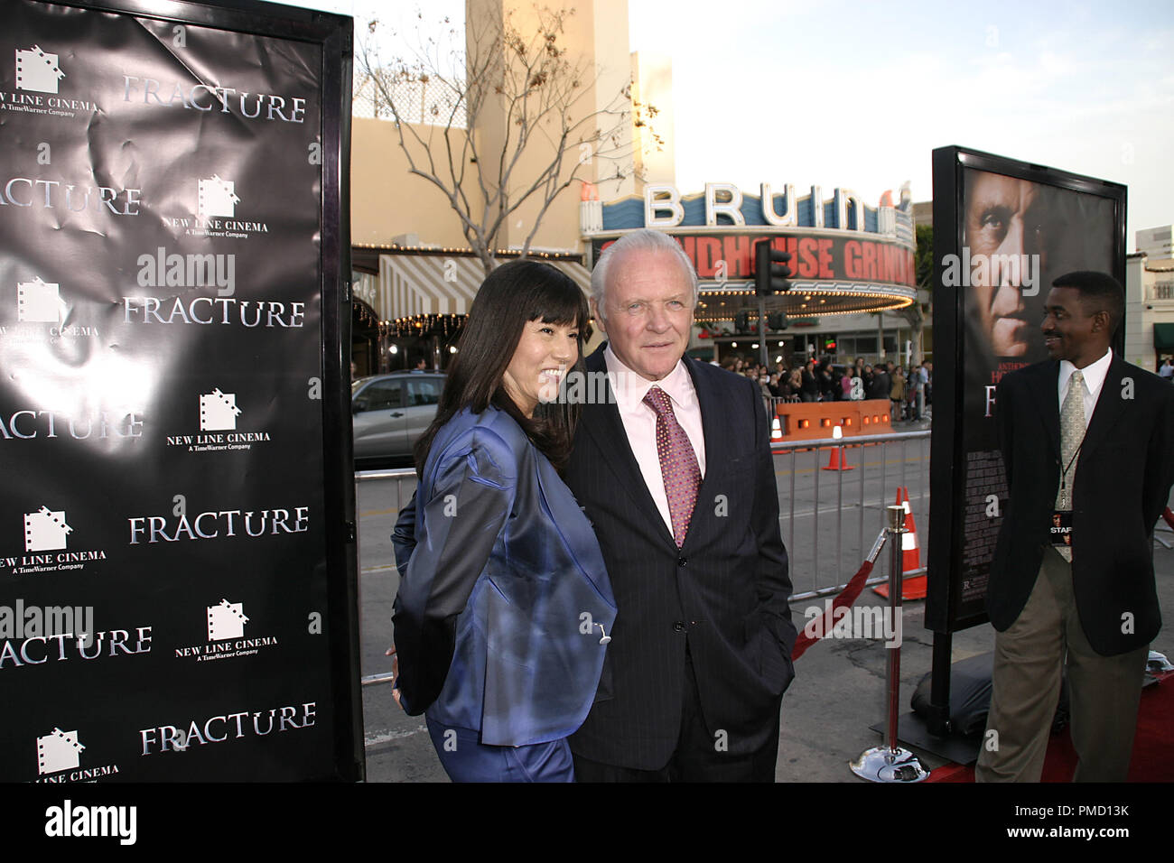 « Fracture' (création) Stella Arroyave, Anthony Hopkins 4-11-2007 / Mann Village Theatre / Westwood, CA / New Line Cinema / Photo par Joseph Martinez / PictureLux 22989 Numéro de référence de dossier 0019PLX pour un usage éditorial uniquement - Tous droits réservés Banque D'Images