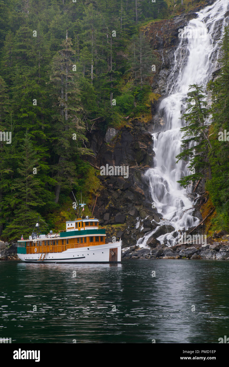 M/V Découverte, Kasnyku Falls, forêt nationale Tongass en Alaska. Banque D'Images